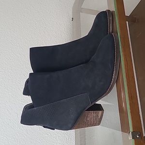 Bosi navy blue suede heel bootie size 36 or us 6 but fit like a 7